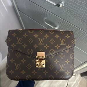 Louis Vuitton Pochette Métis